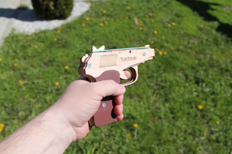 Деревянный пистолет Макарова (ПМ), игрушка-резинкострел